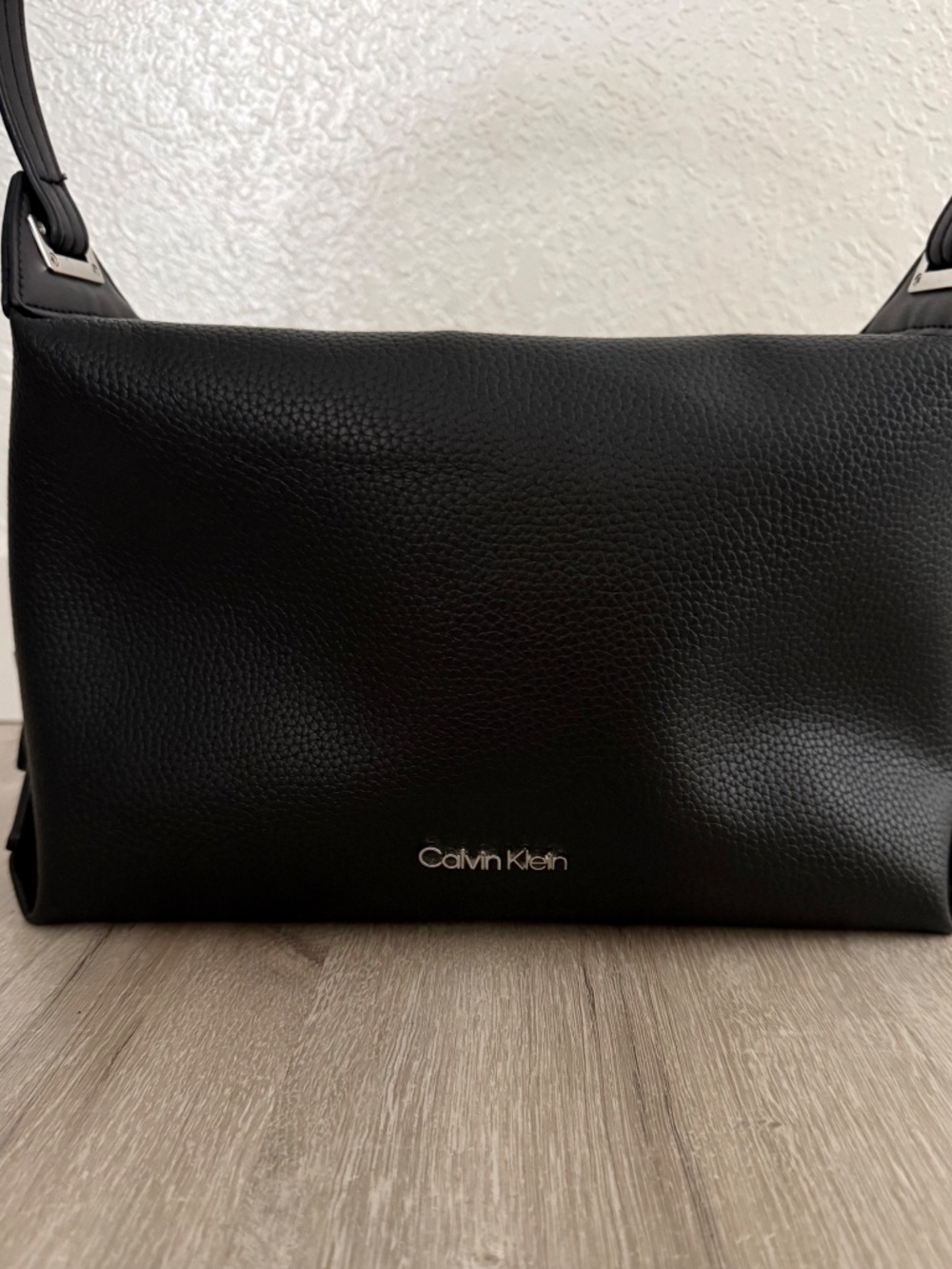 Calvin Klein Women’s Black pebbled Faux Leather Purse NWOT - Picture 4 of 15